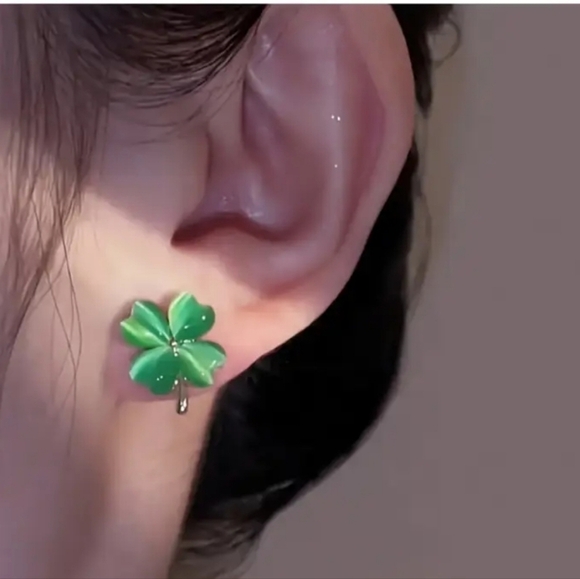 Jewelry - NEW! Lucky Clover Stud Earrings